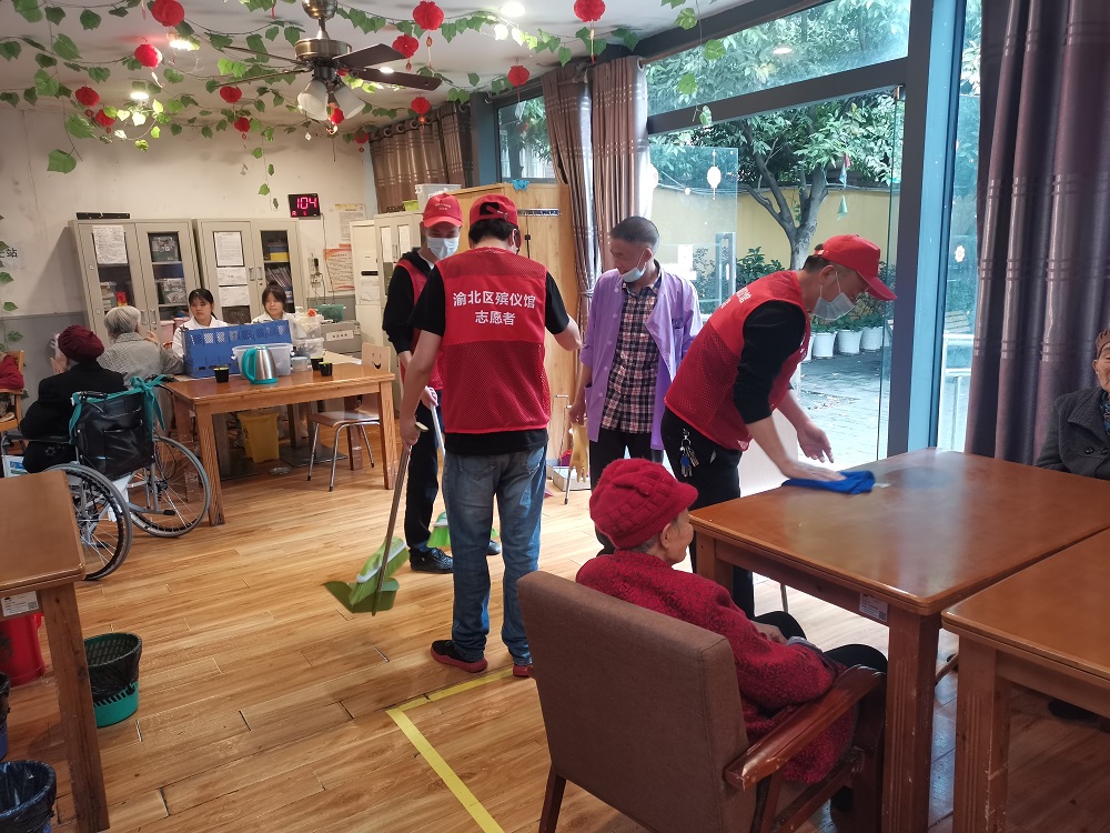 党员志愿者为养老公寓做清洁.jpg